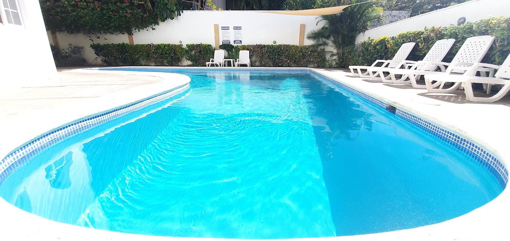 Hotel Costambar Ocean Breeze - Beachfront Apartment With Pool