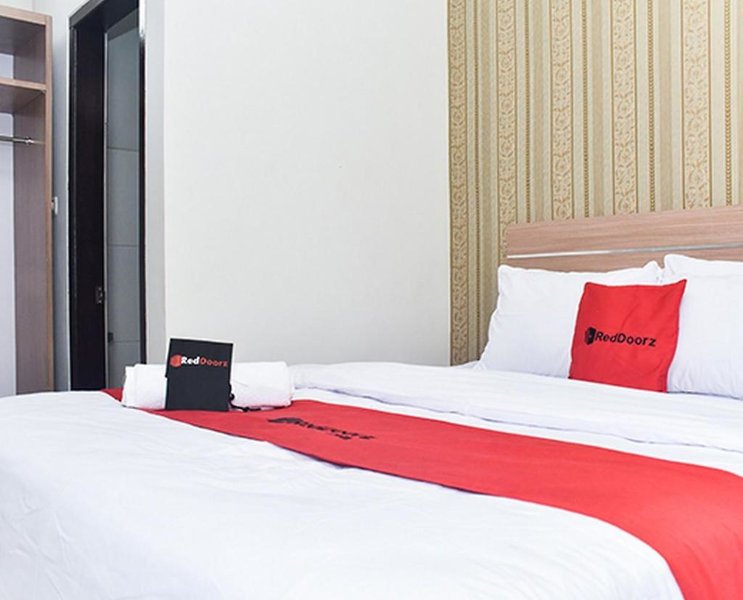Hotel Reddoorz Plus Near Malang Town Square