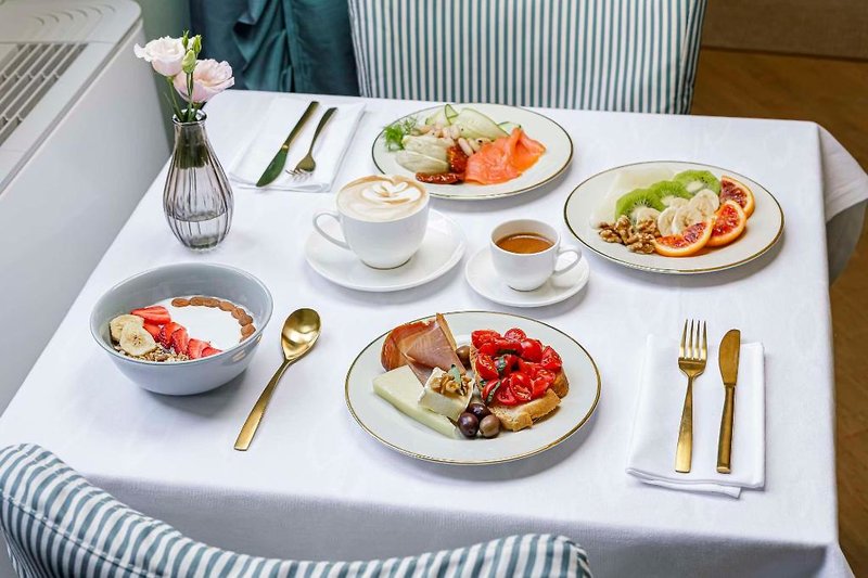 Hotel Room Mate Isabella