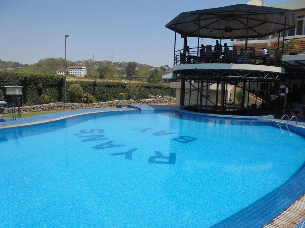 Ryan'S Bay Hotel