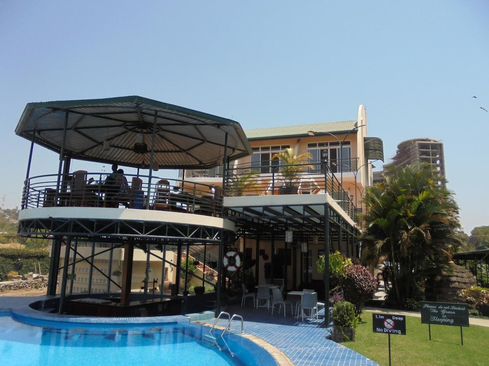 Ryan'S Bay Hotel