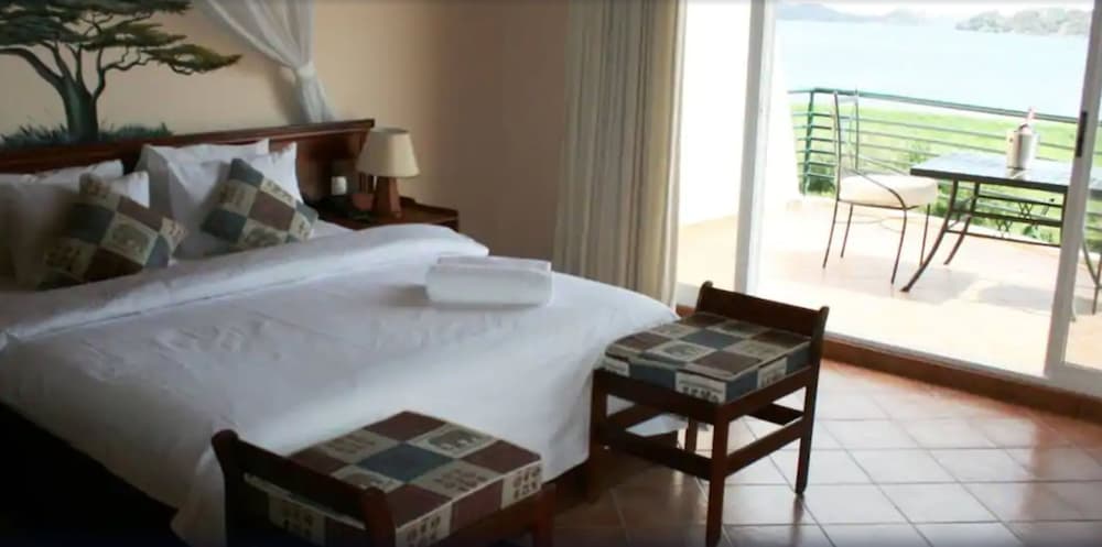 Ryan'S Bay Hotel
