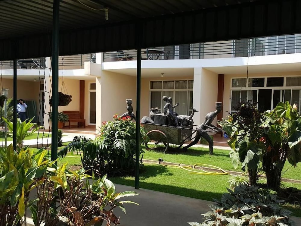 Ryan'S Bay Hotel