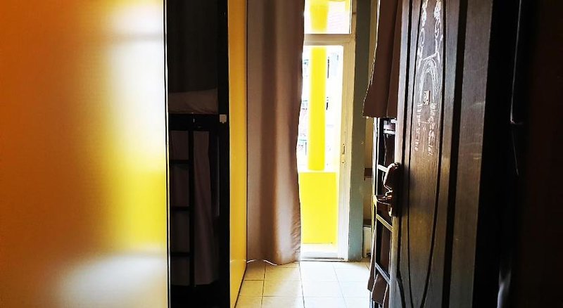 Beehive Phuket Old Town - Hostel