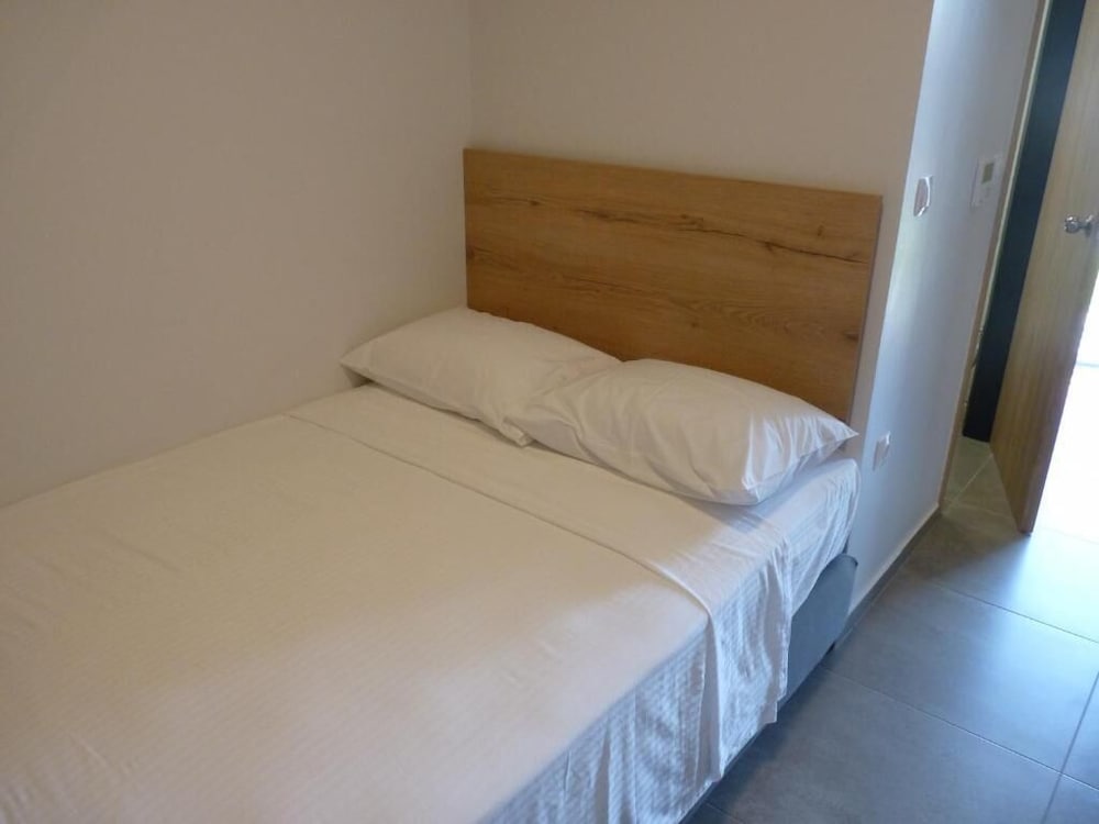 Hotel Comfort Suites And Rooms