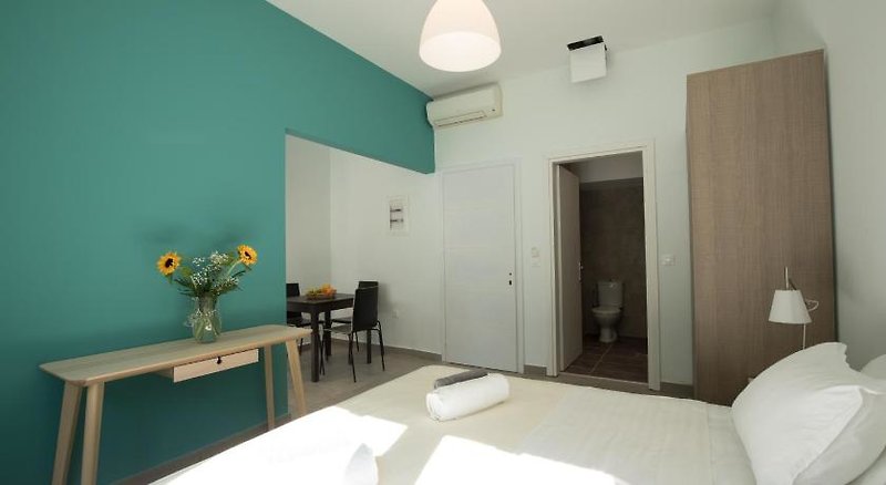 Local Hostel & Suites