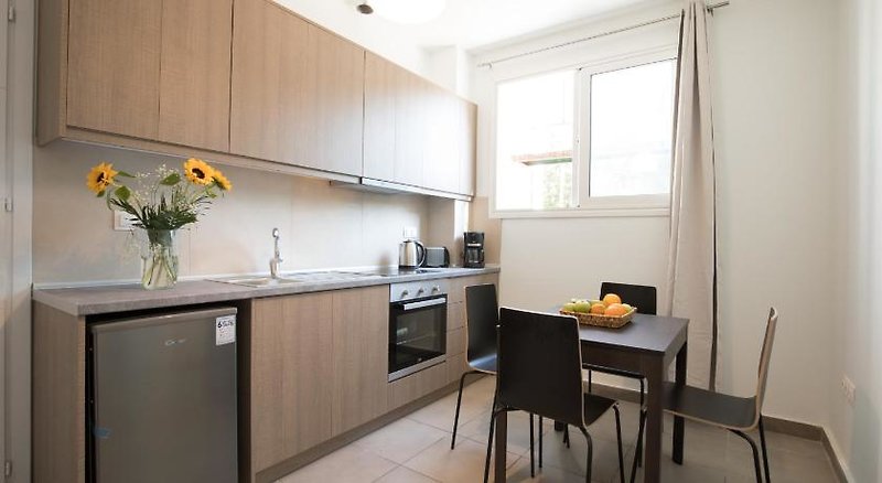Local Hostel & Suites