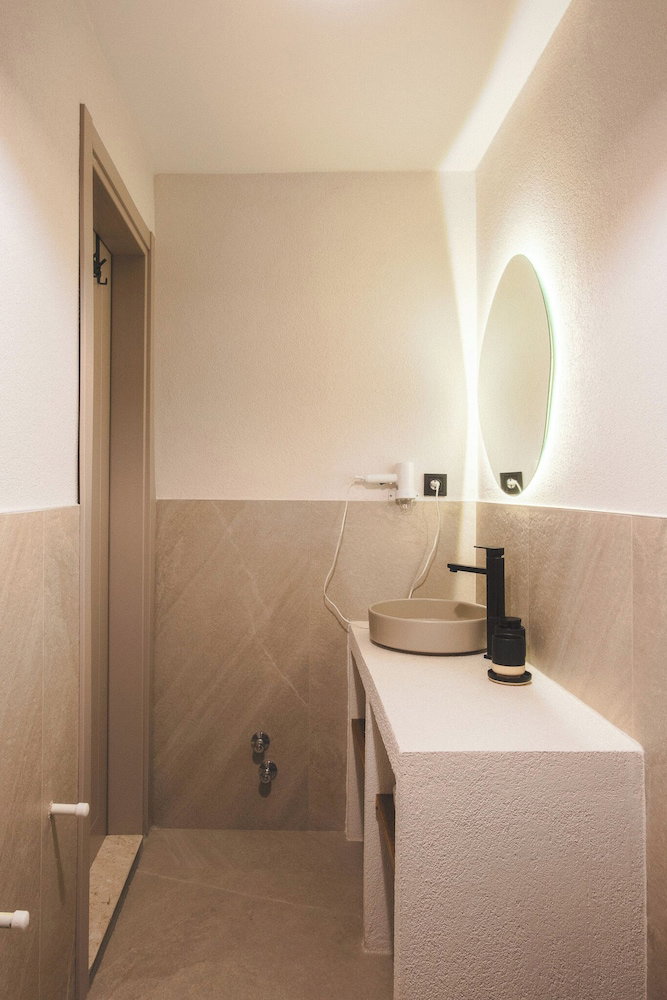 Pietra Social House