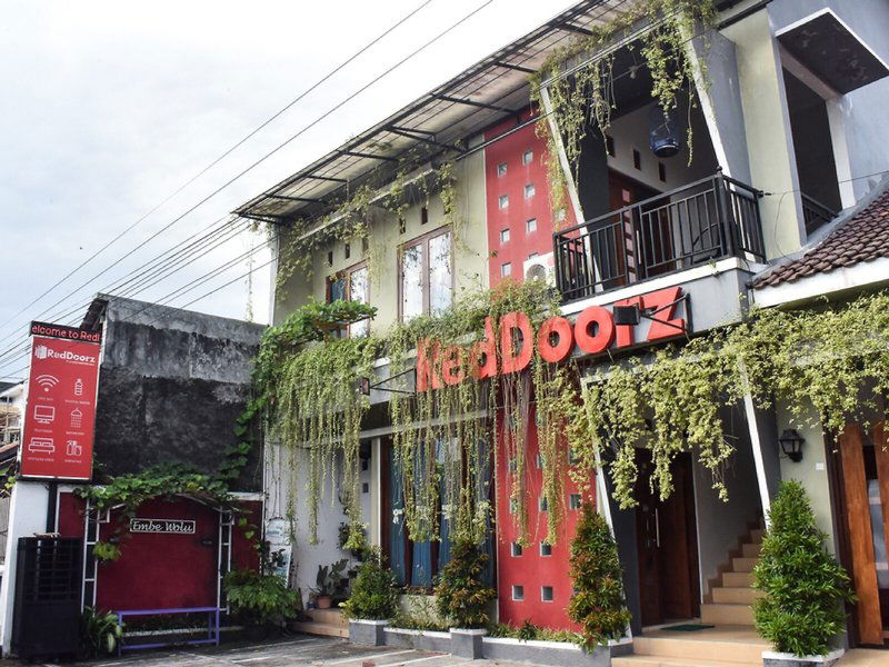 Hotel Reddoorz Near Hartono Mall