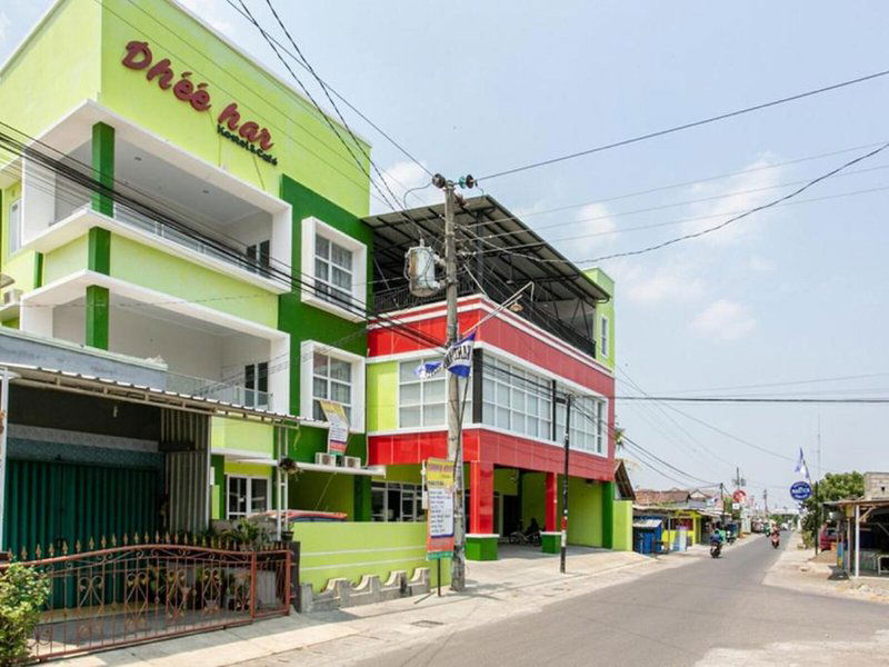 Hotel Dhee Har Kostel & Cafe By Reddoorz