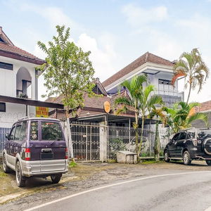 Sejur Spot On 90797 Sukun Syariah Homestay vacanta Malang