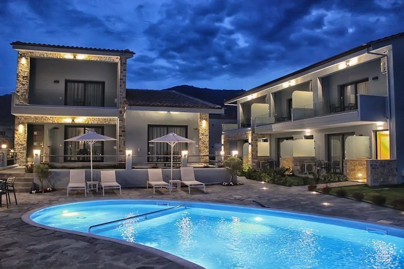 Theros Luxury Suites