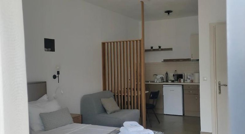 Theros Luxury Suites