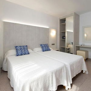 Hotel Roca cazare San Antonio