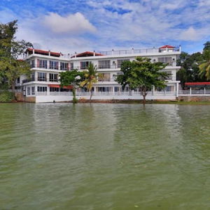 Hotel Centauria Lake Resort cazare Embilipitiya