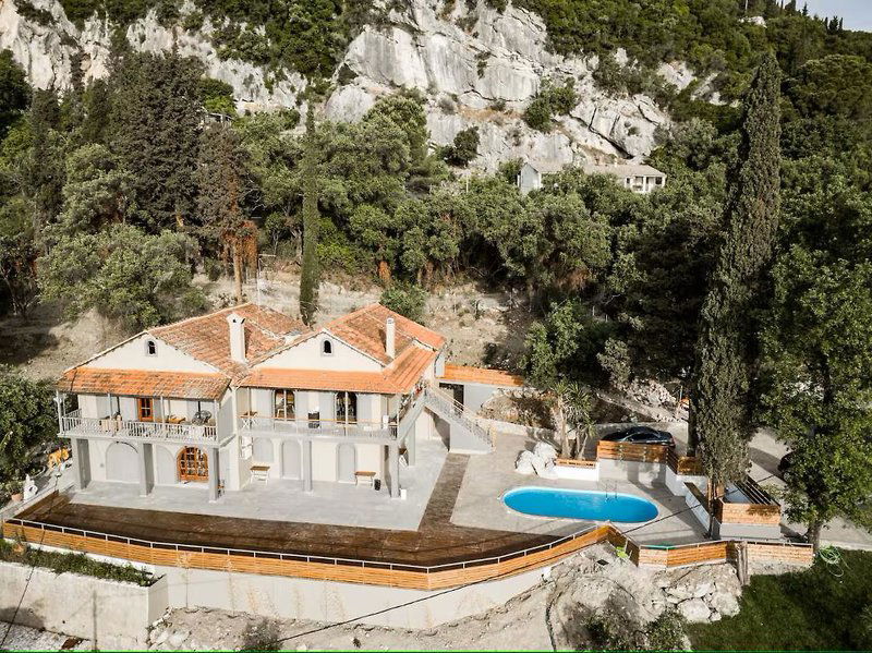 Hotel The Summit Escape