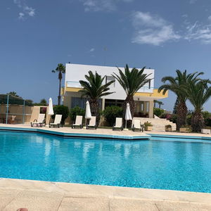 Hotel Leonidas Hotel & Studios cazare Lampi