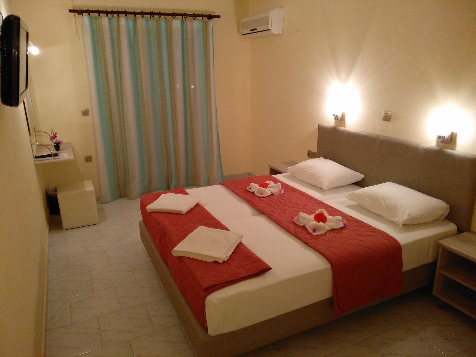 Leonidas Hotel & Studios