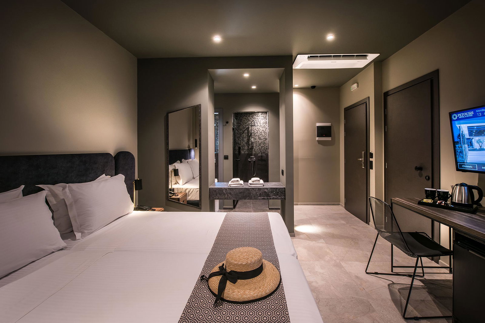 dal travel Petousis Hotel And Suites