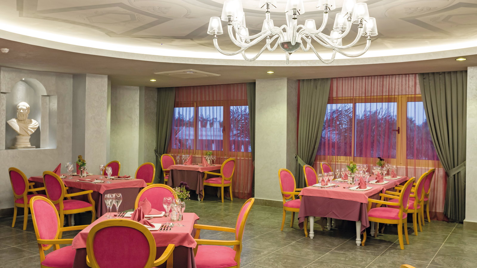 Royal Taj Mahal Hotel