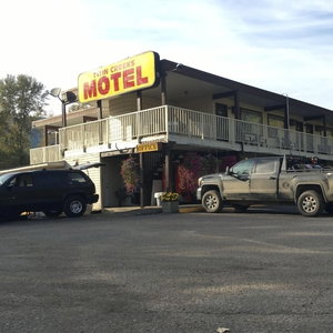 Hotel Twin Creeks Motel cazare Lumby
