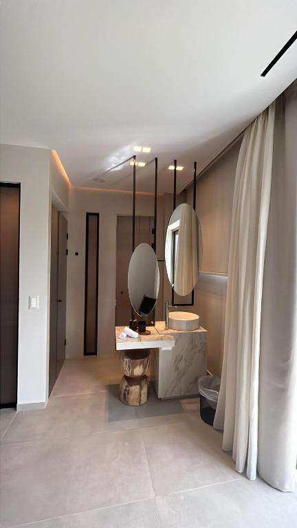 dal travel Niriides Palace