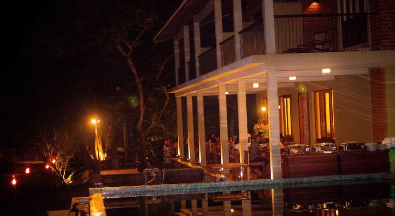 Hotel Ehalagala Lake Resort