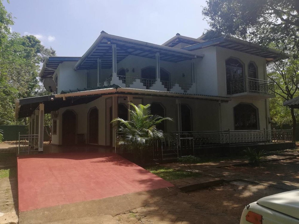 Hotel N.l.i. Guest House