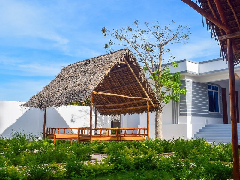Uhuru House And Restaurant