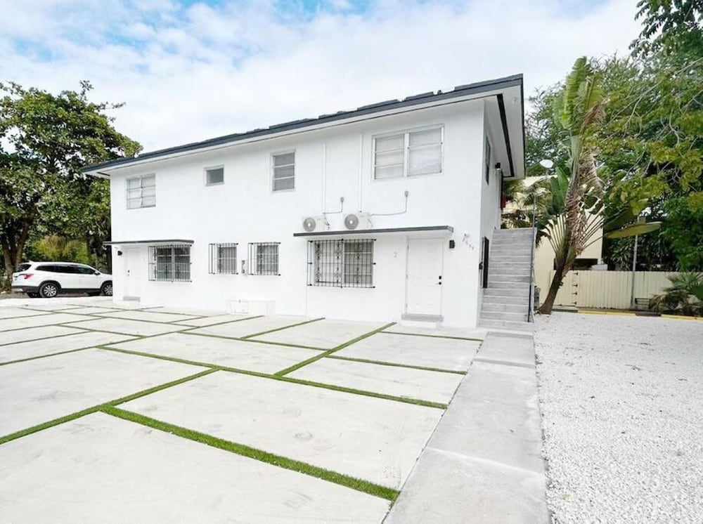 Hotel Building Next To Cocowalk & Brickell
