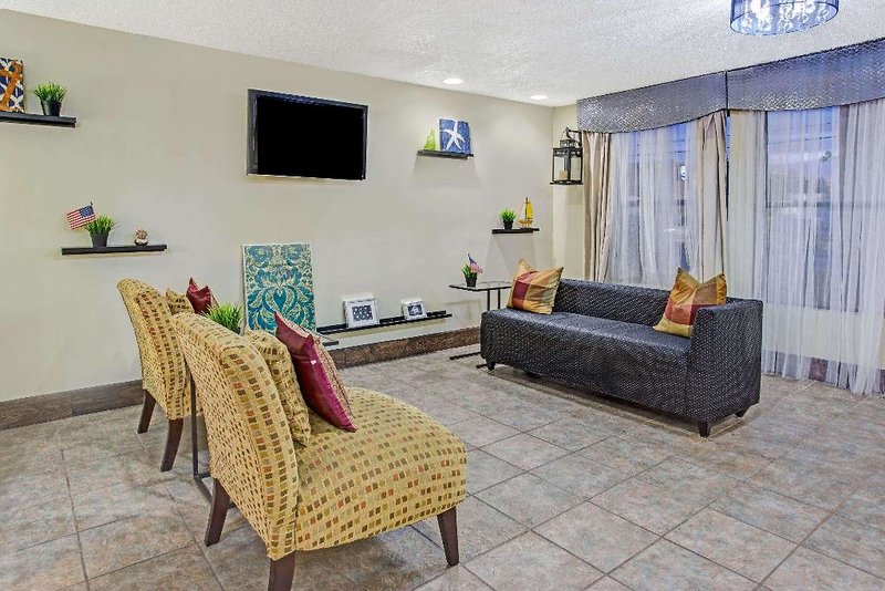 Hotel Days Inn By Wyndham Great Lakes Naval Base