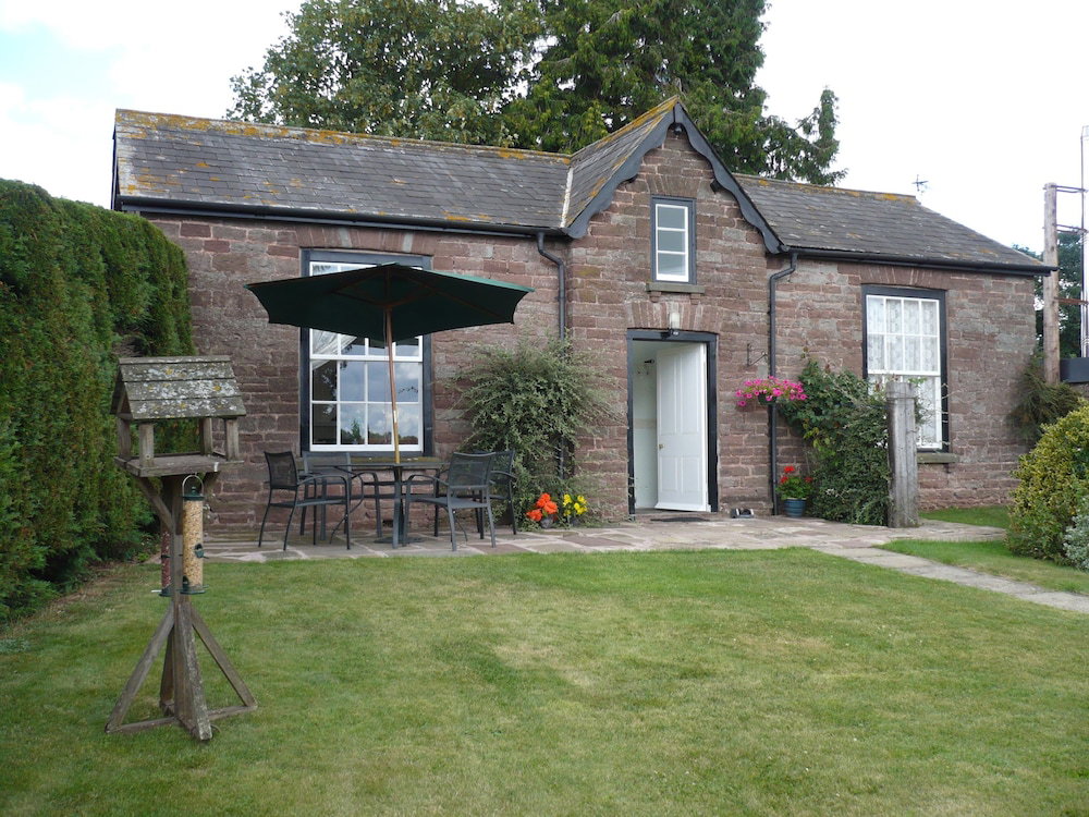 Hotel Garden Cottage & Granary
