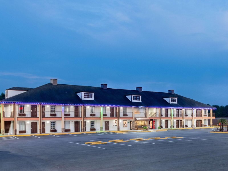 Hotel Baymont By Wyndham Commerce Ga Near Tanger Outlets Mall