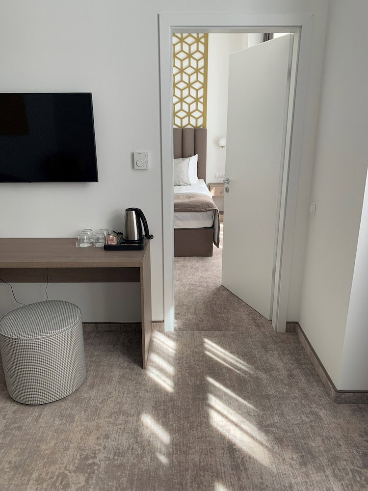 Mera Hotel
