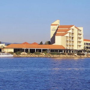 Hotel The Lakes Resort Hotel cazare Adelaide