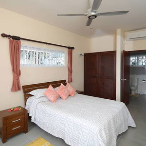 Sejur Surfers Beach Self Catering Chalets vacanta Anse Takamaka