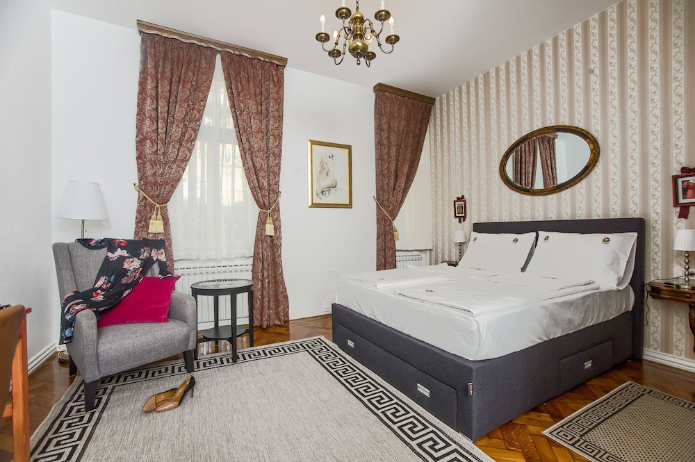 Hotel Crown Rooms