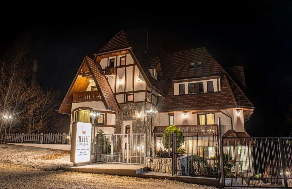 Ruelle Chateau Boutique..