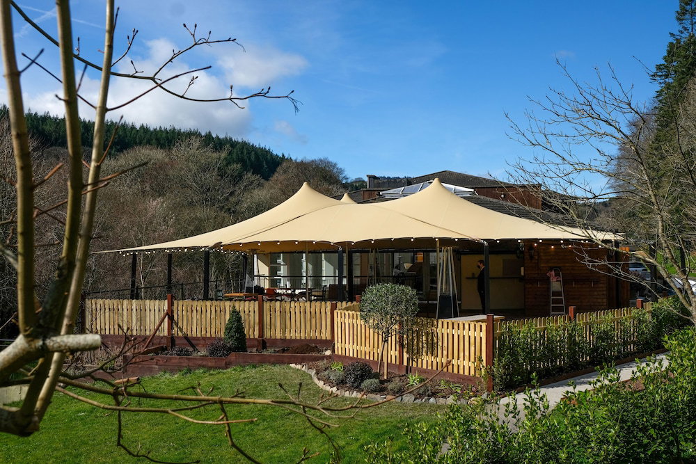 Hotel Woodenbridge Lodge