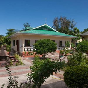 Hotel Orchid Self Catering Apartment cazare La Passe