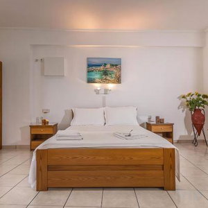 Hotel Olive Studios cazare Adamas