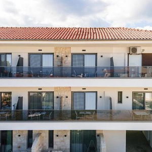 Hotel Amalthia Luxury Suites cazare Polichrono