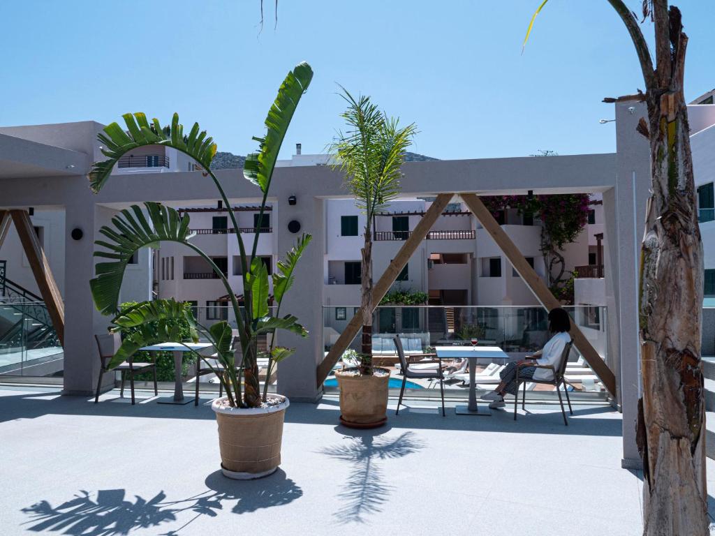 Elmi Beach Hotel & Suites