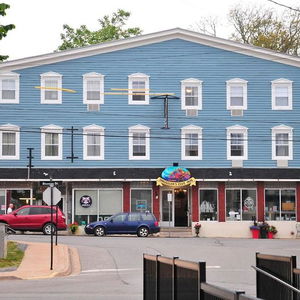 Hotel Smuggler's Cove Inn cazare Lunenburg