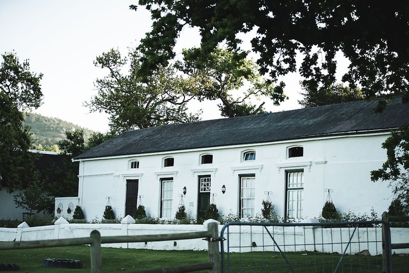 Hotel Under Oaks