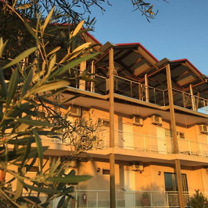 Hotel Bay Holiday Hotel & Spa cazare Karavomylos