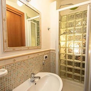 Hotel Next Stop 28 cazare Tivoli