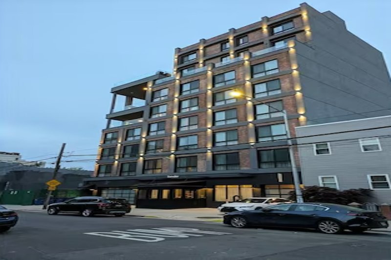 The Dutch Hotel Long Island City, Sonder