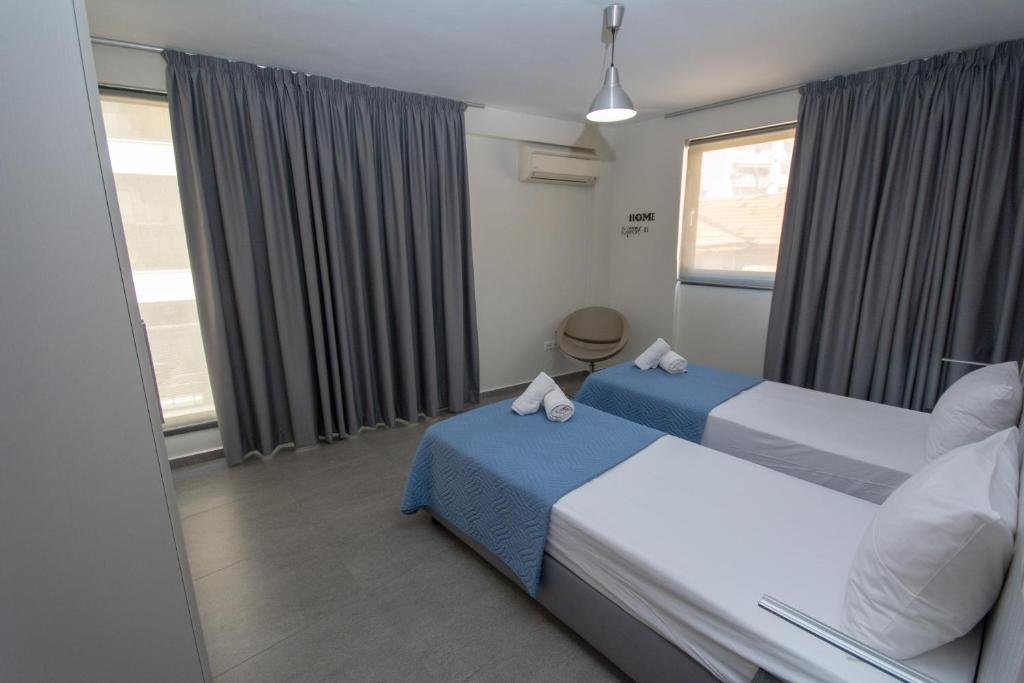 dal travel Spacious Fully Equipped 3Bd 2Bath Apt In The Heart Of City With Balconies Ac And Fast Wifi #1