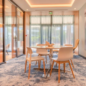 Hotel Holiday Inn Nice-Port St Laurent, An Ihg Hotel cazare Saint-Laurent-du-Var